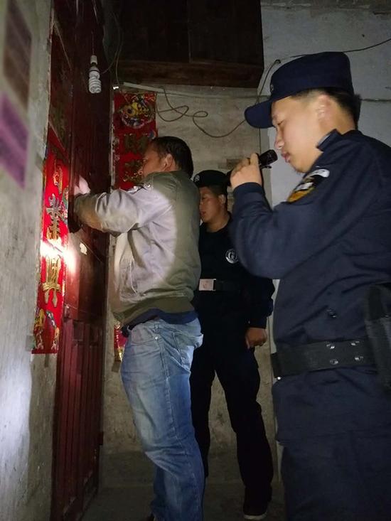 正安粗心妈妈误将幼女锁家中 民警全城寻开锁师傅开门